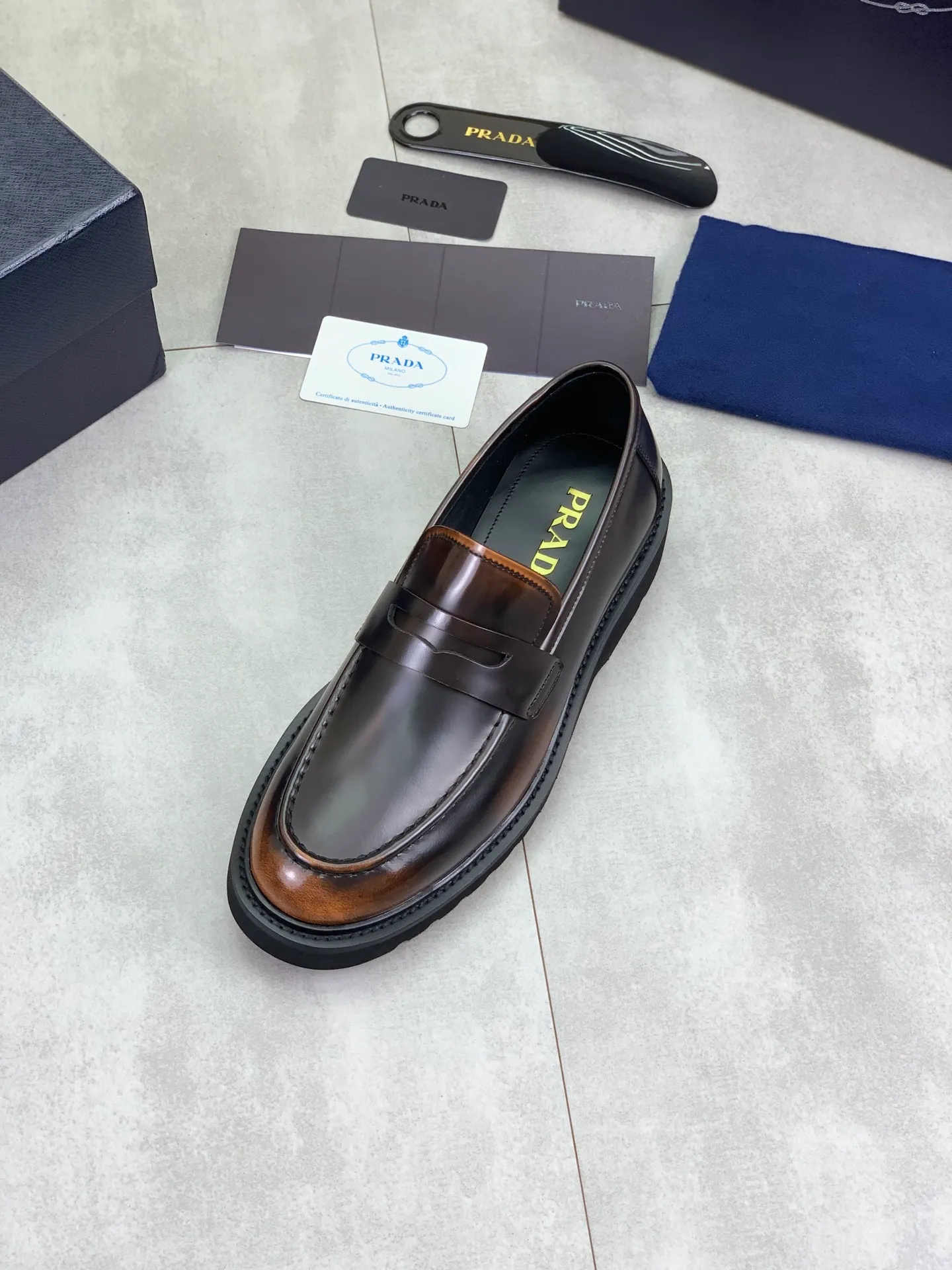 Factory price P880💰Original quality, top version🔱 ＰＲＡＤＡPrada. Men’s business casual leather shoes, top quality products. 1:1 shipment⬆️Luxurious and noble👞All imported original color-brushed edge beads, just to create a more comfortable wearing experience. Upper: Original comfortable open-edge bead rubbed color calfskin➕Top imported water-dyed full cow lining, original high-end lightweight and comfortable TPU foam combination bottom✔️Code number: 39-44 (38 45) 46 47 can be customized)
